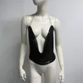 Vista de detalle de un top halter de lentejuelas negras con tiras de cadena - S / Tops / Negro