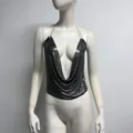 Vue détaillée d'un haut licou à paillettes métalliques argentées sur un mannequin - Métal canon