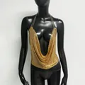 Detalle de top halter de lentejuelas doradas con tirantes de cadena para look de fiesta - S / Tops / Dorado