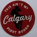 Makro-Detail des roten Calgary First Rodeo Stick-Patches mit Cowboy-Silhouette - Rund 4