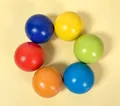 Set mit 6 bunten Montessori-Holzkugeln für die frühkindliche pädagogische Sinnesspiele - Sechs Farbige Kugeln (5 Cm Buchenholz)