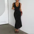 Elegante zwarte mouwloze V-hals midi bloemenjurk met een slanke pasvorm en taille-ontwerp. - XS / Zwart