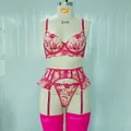 Vue détaillée d'un ensemble de lingerie rose brodé de fleurs avec porte-jarretelles - S / Rouge Rose