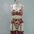Dettaglio di ricamo floreale rosso su set lingerie in rete rosa con giarrettiera - Taglia S / Top E Pantaloni / Borgogna