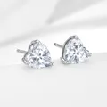 Nahaufnahme von Herz-Ohrsteckern aus Sterlingsilber mit funkelnden klaren Zirkonia - 925er Silber / Silber