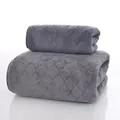 Detailansicht eines extrem saugfähigen weichen grauen Handtuchsets mit hochwertiger Randeinfassung - 35*75cm Handtuch / Grau