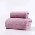Nahaufnahme der weichen rautenförmigen Textur von zwei gefalteten lila Handtüchern - 35*75cm Handtuch / Lila Rosa