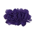 Nahaufnahme einer tiefvioletten Chiffon-Haarblume mit elegantem Dreifach-Rosendesign - Dunkellila