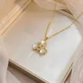 Elegante goldene Halskette mit Herzblumen-Anhänger aus Perlmutt in einer Schmuckschatulle - Herzförmige Perlmutt-Blumenhalskette (X0050)