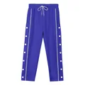 Vista dettagliata dei pantaloni sportivi blu con bottoni laterali e strisce bianche. - S / Bottoms / Blu Zaffiro