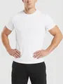 Primo piano di una t-shirt sportiva slim-fit bianca da uomo in tessuto di alta qualità - S / Tops / Bianco