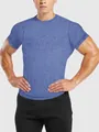Dettaglio di una maglietta sportiva da uomo ad asciugatura rapida, vestibilità e tessuto - S / Tops / Blu