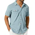 Detailaufnahme des hellblauen Herren-Kurzarm-Cordhemds mit Knopfleiste und feiner Textur - S / Tops / Hellblau