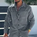 Dettaglio giacca camicia in velluto a coste grigio da uomo vestibilità slim - S / Tops / grigio scuro