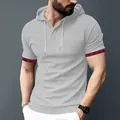 Dettaglio della t-shirt grigia con cappuccio da uomo con polsini a quadri rossi - S / Tops / Grigio