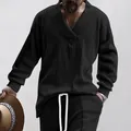 Dettaglio macro del maglione nero da uomo con scollo a V e motivo a treccia strutturato - S / Tops / Nero