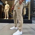Ανδρικό casual χακί παντελόνι jogger με ανάγλυφο σχέδιο ζακάρ και ελαστικές μανσέτες - S / Bottoms / Χακί