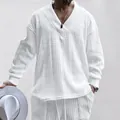 Dettaglio ravvicinato di maglione bianco a trecce da uomo con scollo a V e jacquard - S / Tops / Bianco
