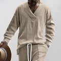 Détail d'un ensemble pull col en V en tricot torsadé ample pour homme en couleur kaki - S / Hauts / Kaki