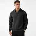 Detailaufnahme des schwarzen Herren-Polo-Sweatshirts mit geometrischer Jacquard-Textur - S / Tops / Schwarz