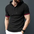Vista dettagliata della t-shirt da uomo con cappuccio, polsini a scacchi e tessuto a trama - S / Tops / Nero