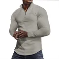 Detailaufnahme eines Herren-Sweatshirts mit kleinem Karomuster, Stehkragen und Reißverschluss - S / Tops / Khaki