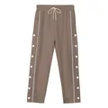 Dettaglio bottoni a pressione e strisce riflettenti sui pantaloni sportivi da uomo. - S / Bottoms / Marrone