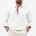 Vista ravvicinata della camicia casual da uomo bianca a maniche lunghe con tasche - S / Tops / Bianco