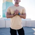Primo piano di una t-shirt muscolare kaki slim fit che mostra la vestibilità atletica - M / Tops / Cachi