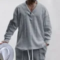Completo casual da uomo in maglia a trecce grigia con maglione con scollo a V e pantaloni - S / Tops / Grigio