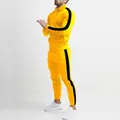 Vista lateral de chándal amarillo para hombre con rayas negras y cuello alto ajustado - M / Top Y Pantalón / Patchwork Amarillo Negro