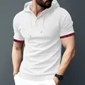 T-shirt con cappuccio bianca da uomo a maniche corte con dettagli polsini a quadri sport - S / Tops / Bianco