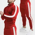 Vista dettagliata della tuta sportiva rossa da uomo con strisce laterali bianche - Rosso e Bianco