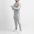 Vista detallada de un chándal gris para hombre con rayas blancas laterales y cuello alto - M / Top Y Pantalón / Gris Claro y Blanco