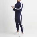 Vista lateral del conjunto de chándal azul marino ajustado para hombre - M / Top Y Pantalón / Azul Marino y Blanco