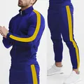 Dettaglio tuta sportiva blu da uomo con strisce laterali gialle e colletto - Blu Reale e Giallo