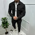 Détail d'un survêtement en daim noir pour homme avec veste de travail et pantalon. - S / Haut Et Bas / Noir