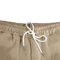 Detailansicht einer khakifarbenen Jogginghose mit elastischem Bund und weißem Kordelzug - S / Bottoms / Khaki