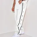 Pantaloni sportivi bianchi da uomo con striscia laterale nera e dettagli di bottoni - S / Bottoms / Bianco