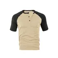 Camicia Henley da uomo a maniche corte in stile color-block beige e nero con scollo rotondo - S / Tops / Cachi