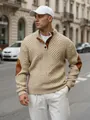 Maglione Henley da uomo in maglia a trecce beige con toppe sui gomiti resistenti - S / Tops / Cachi