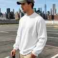 Detail des weißen Langarm-Sweatshirts für Herren mit dezentem Waffelstrick-Gittermuster. - S / Tops / Weiß