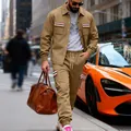 Set uomo due pezzi kaki stile urbano con giacca cargo e pantaloni jogger e dettagli rigati - Cammello