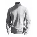 Vista dettagliata della trama a maglia a trecce di un maglione da uomo a collo alto in grigio - S / Tops / Grigio chiaro