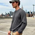 Nahaufnahme eines grauen Waffelstrick-Sweatshirts für Herren im urbanen Dachgarten - S / Tops / Grau