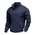 Dettaglio della felpa blu scuro da uomo con mezza zip e pratica tasca a marsupio frontale - S / Tops / Blu Notte
