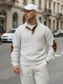 Dettaglio di un maglione henley bianco in maglia jacquard con toppe marroni - S / Tops / Bianco