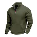 Vista dettagliata del maglione verde oliva da uomo con mezza zip e tasca a marsupio frontale - S / Tops / Verde Militare