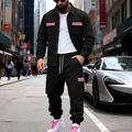 Vue en pied professionnelle d'un homme en veste à revers noire et pantalon cargo en ville - S / Haut Et Bas / Noir