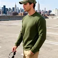 Nahaufnahme eines olivgrünen Herren-Sweatshirts mit Waffelstruktur und Rundhalsausschnitt. - S / Tops / Armeegrün